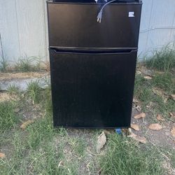 Mini fridge with freezer