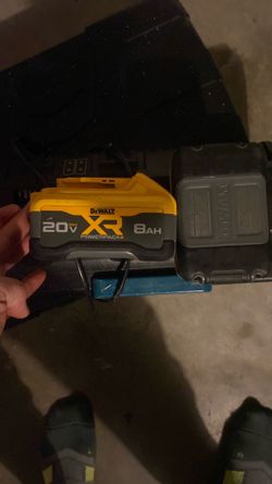 Dewalt 20v max xr 8ah battery (2)