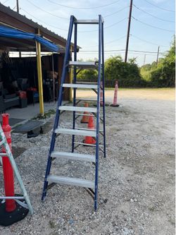 Heavy-duty 7.5 ft fiberglass platform ladder