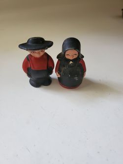 Cute little vintage salt & pepper shakers