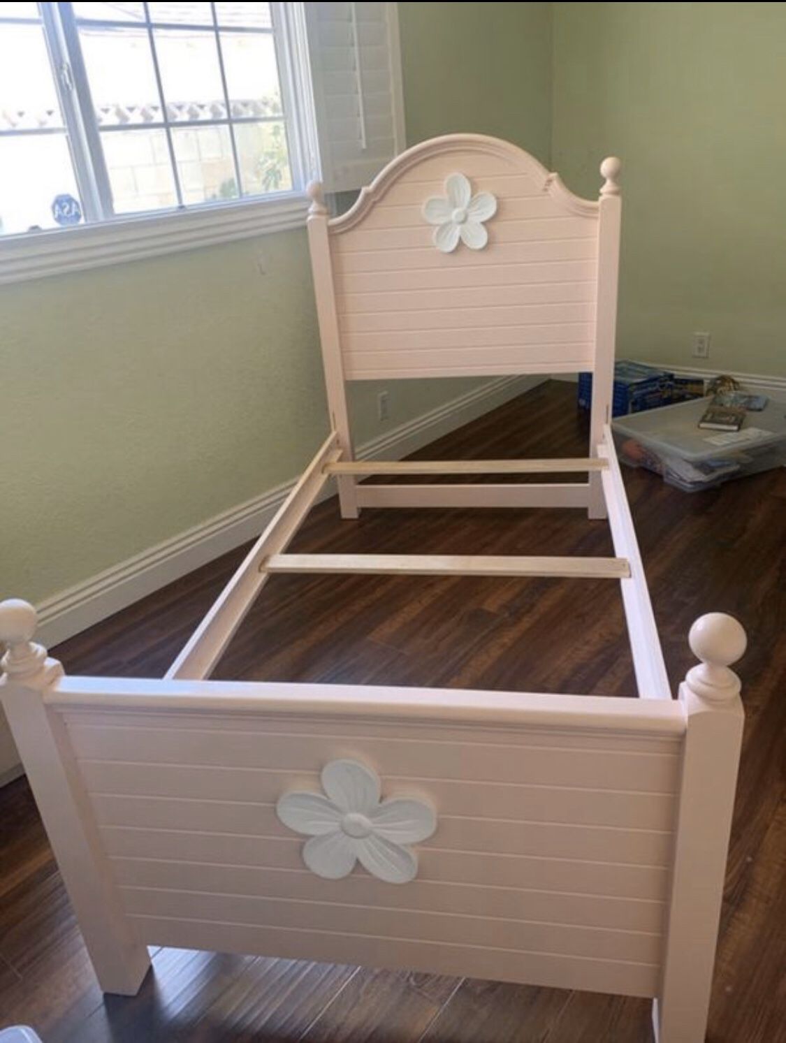 Twin bed frame Pink girl (solid wood, sturdy)