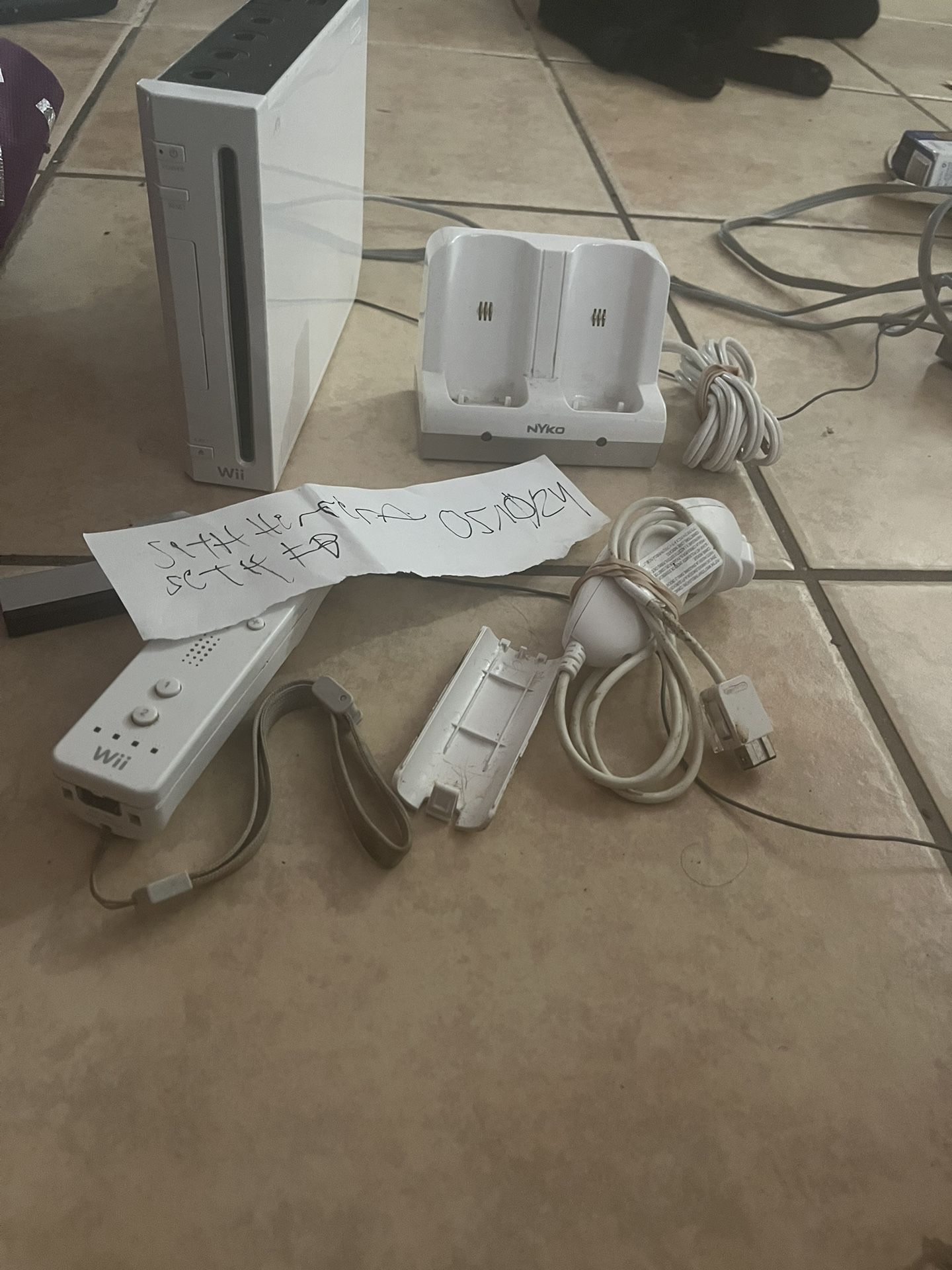  Nintendo Wii W/ Nunchuk, Remote, Remote Charger