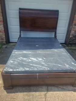 $50  Queen Bedframes n  $20 desk