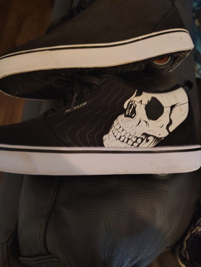 Boys Skull Heelys Sz 6