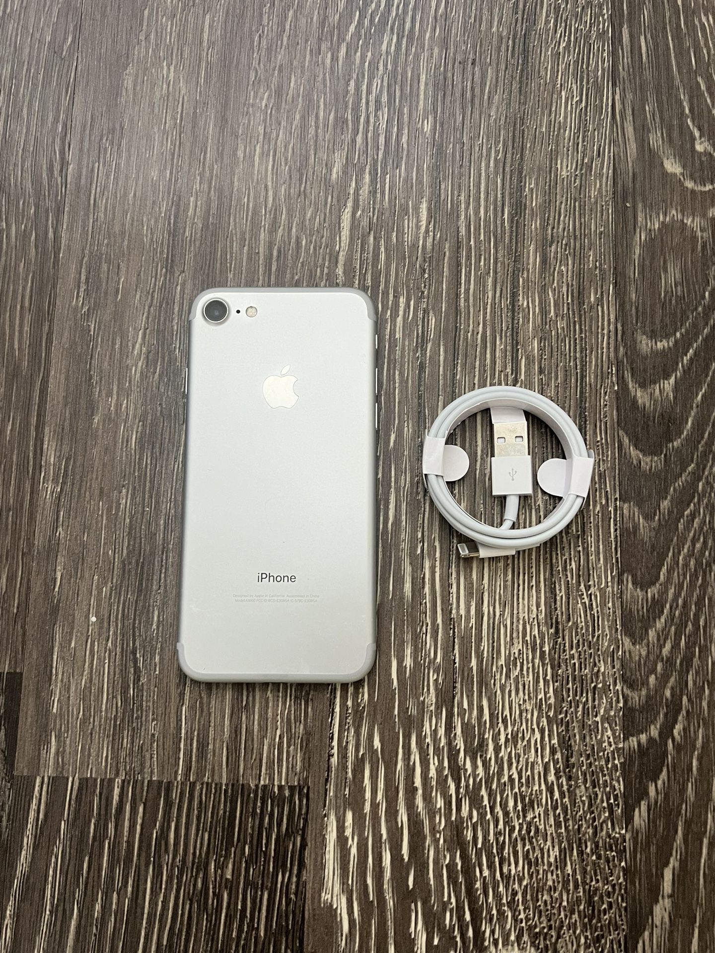 iPhone 7 Silver UNLOCKED FOR ALL CARRIERS!