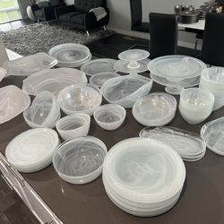 Dinnerware Sets. Clear And White Plates Set. White tablecloth and White And Black napkins. Black And Grey napkins Under plates