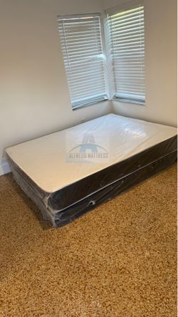 Queen mattress regular set with box spring ( 2pc brand new)