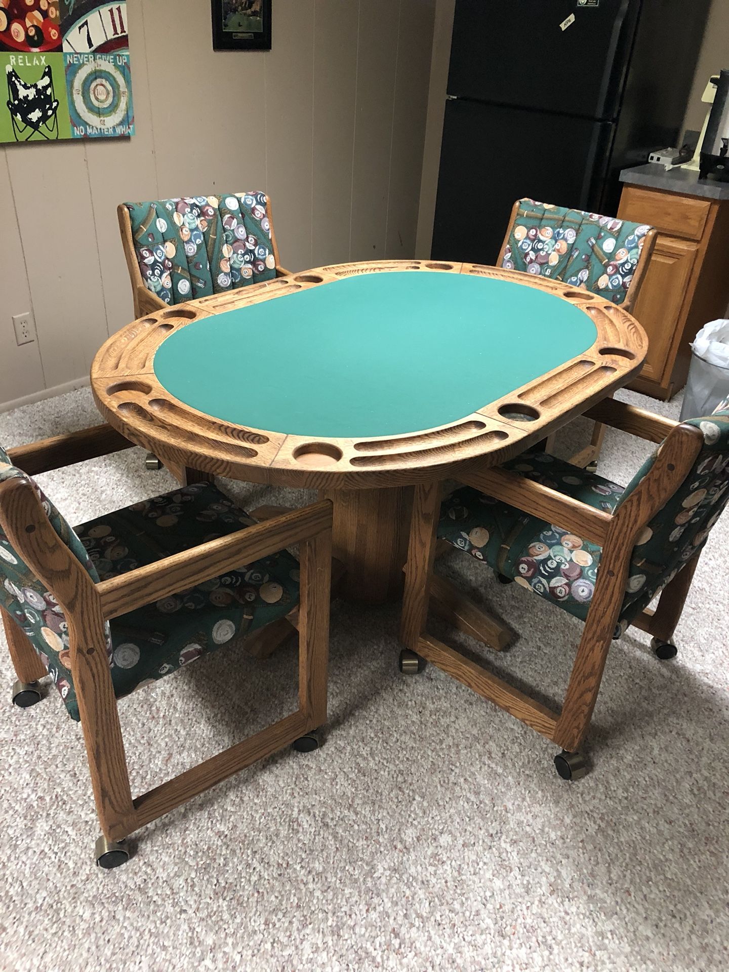 HIPPO poker table with 4 chairs and picture