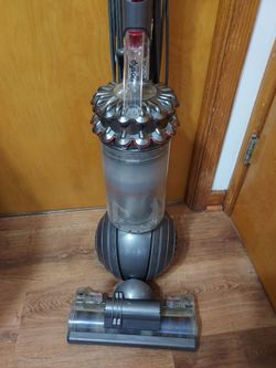 Dyson DC77 Cinetic big ball animal upright bagless vacuum cleaner assembly with attachments in good working condition no issues. Pick up in Niles, IL 