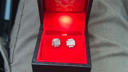 Gold Round Cut Prong Diamond Earrings