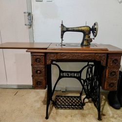 ANTIQUE SINGER SEWING MACHINE IN CABINET