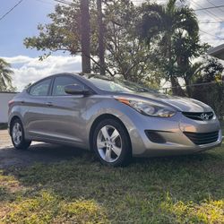 🚗 VENDO HYUNDAI ELANTRA 2011 – BUEN ESTADO GENERAL, CON DETALLE EN TRANSMISIÓN