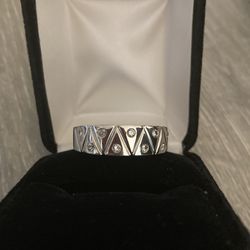 Men’s platinum ring, 2.5 Carats - 4 points in carats and 10 grams in Platinum 