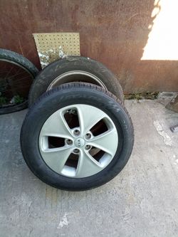 2 rims to a Kia optima with tire in good condition size 205/60R16