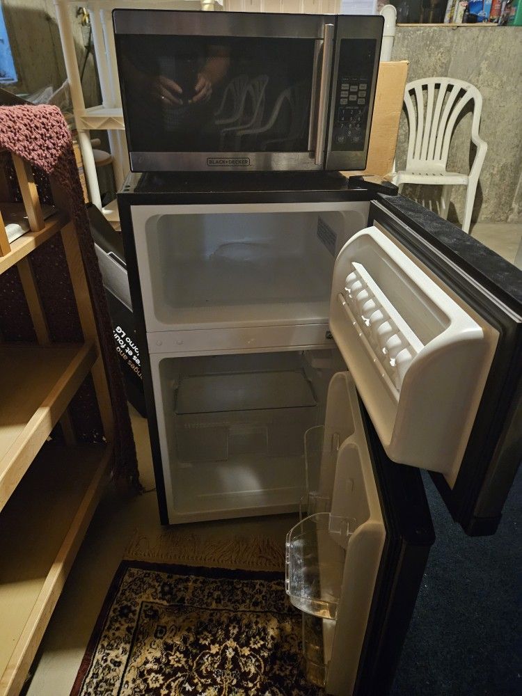 College Room Cooler/freezer Microwave 