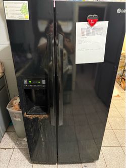 LG 22.1-cu ft Side-by-Side Refrigerator with Ice Maker (Smooth Black) ENERGY STA