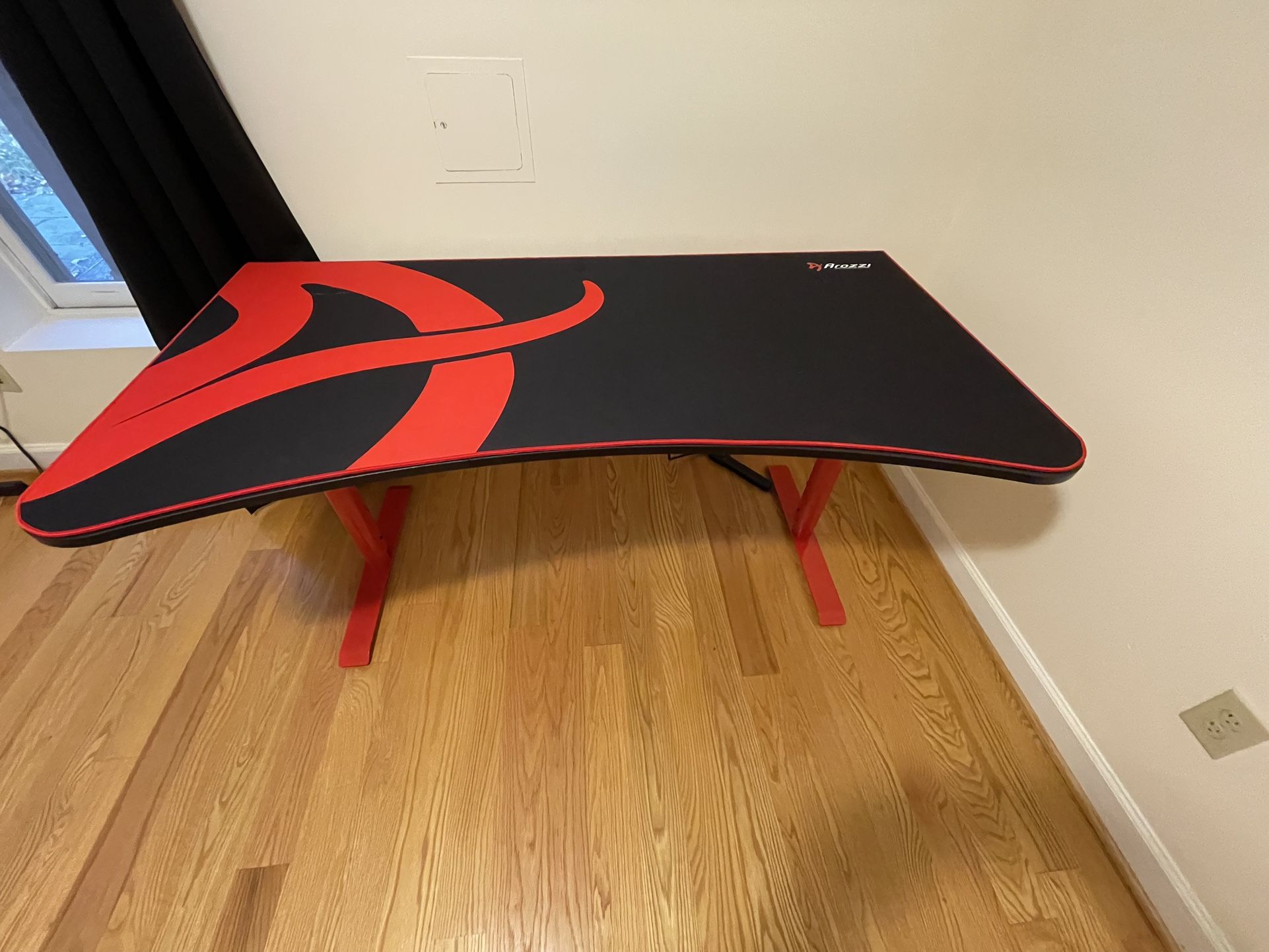 Arozzi Full surface mouse pad Gaming Desk with cable management