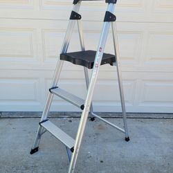 Aluminum 3-Step Ladder 225 lb. capacity. Excellent condition.