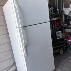 $165 – GE Full Size Refrigerator / Freezer – Works Great – Ready to Go