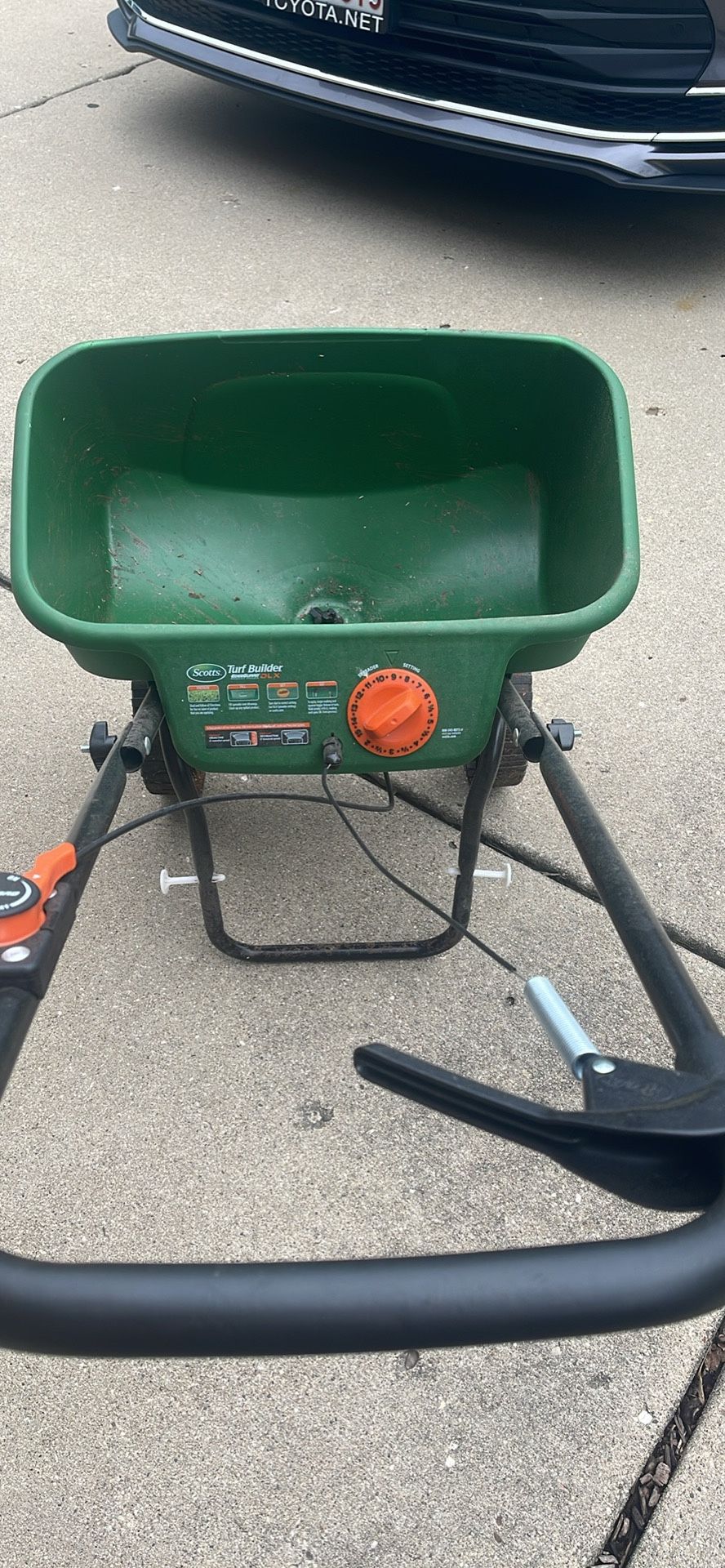 Scotts Turf Builder Edgeguard DLX Broadcast Spreader