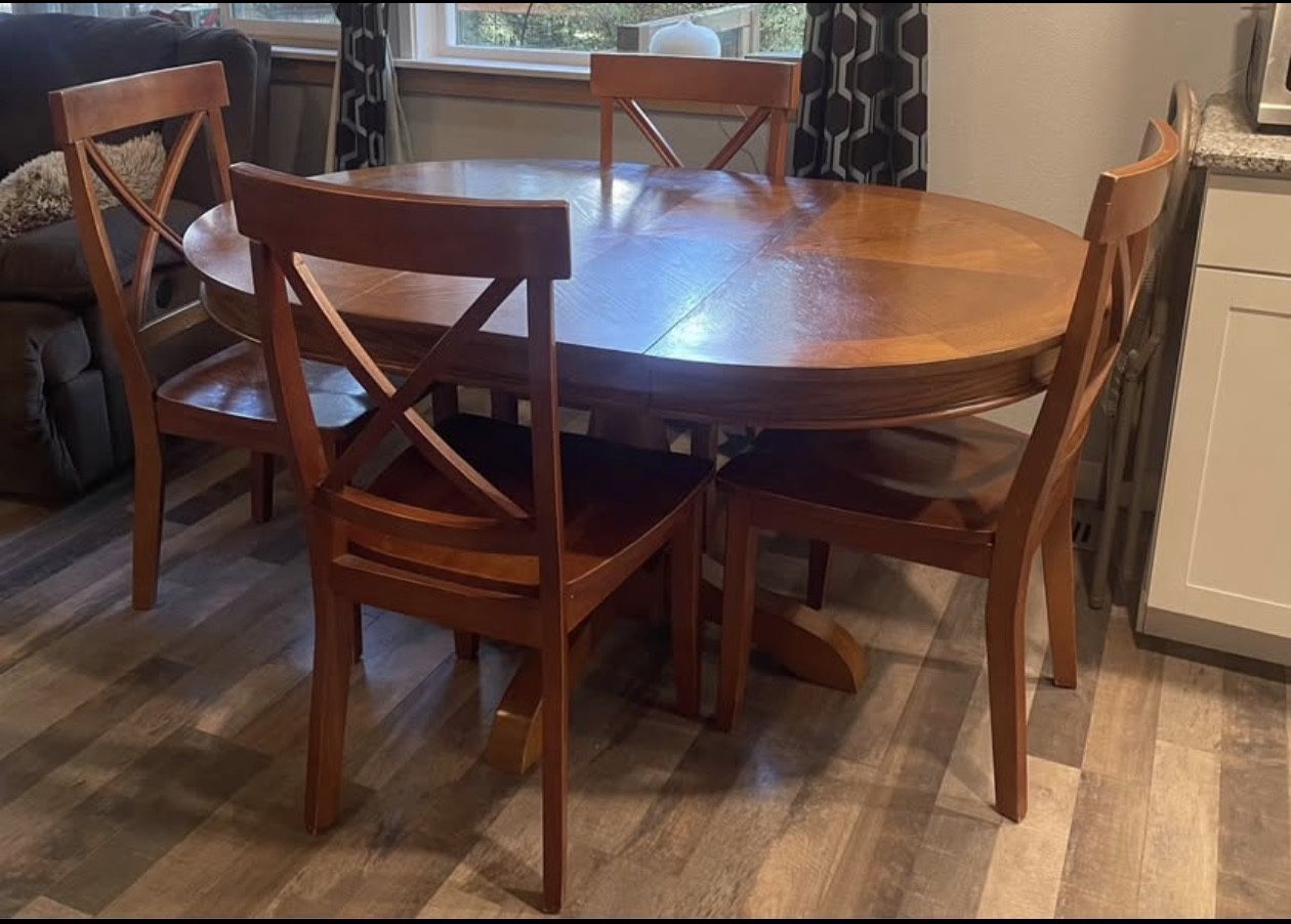 Dining Room Table & Chairs