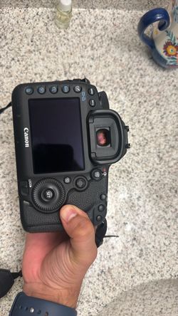 Canon EOS 5D Mark III DSLR Camera Body + Battery