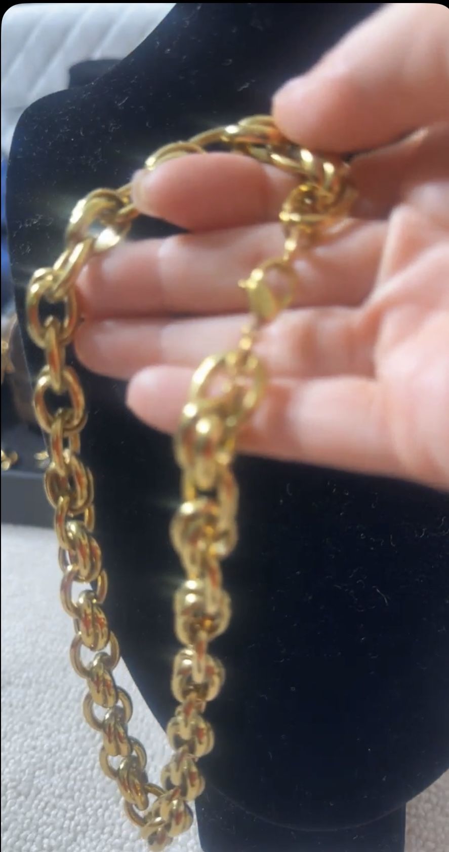 Monet necklace, Not real Gold ! It’s a Brass gold chain