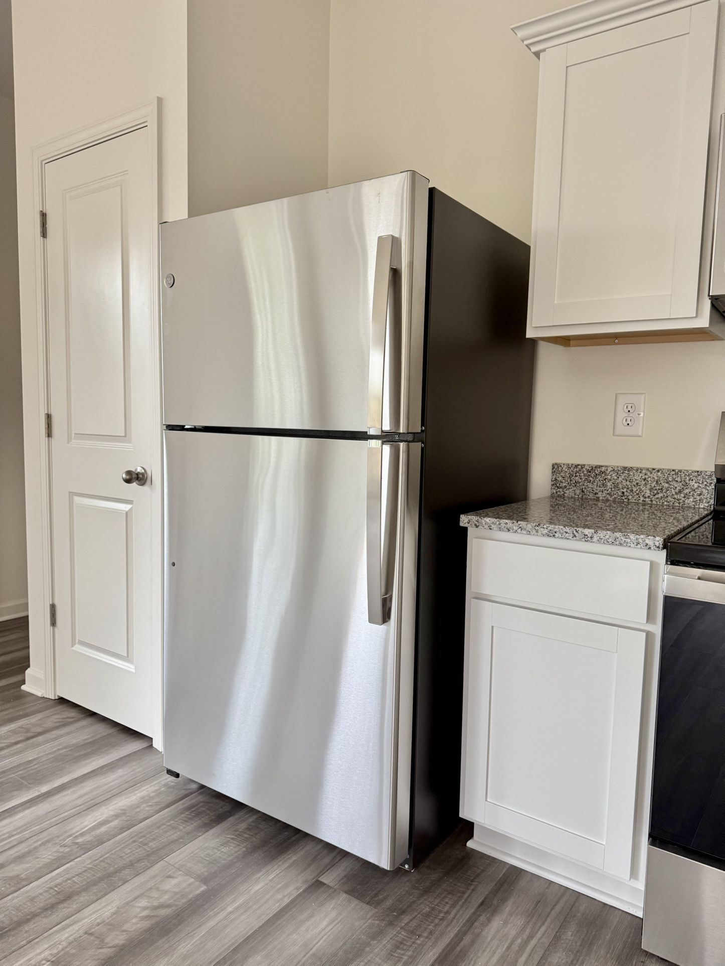 NEW Refrigerator GE Top-Freezer Model GIE22JSNRSS