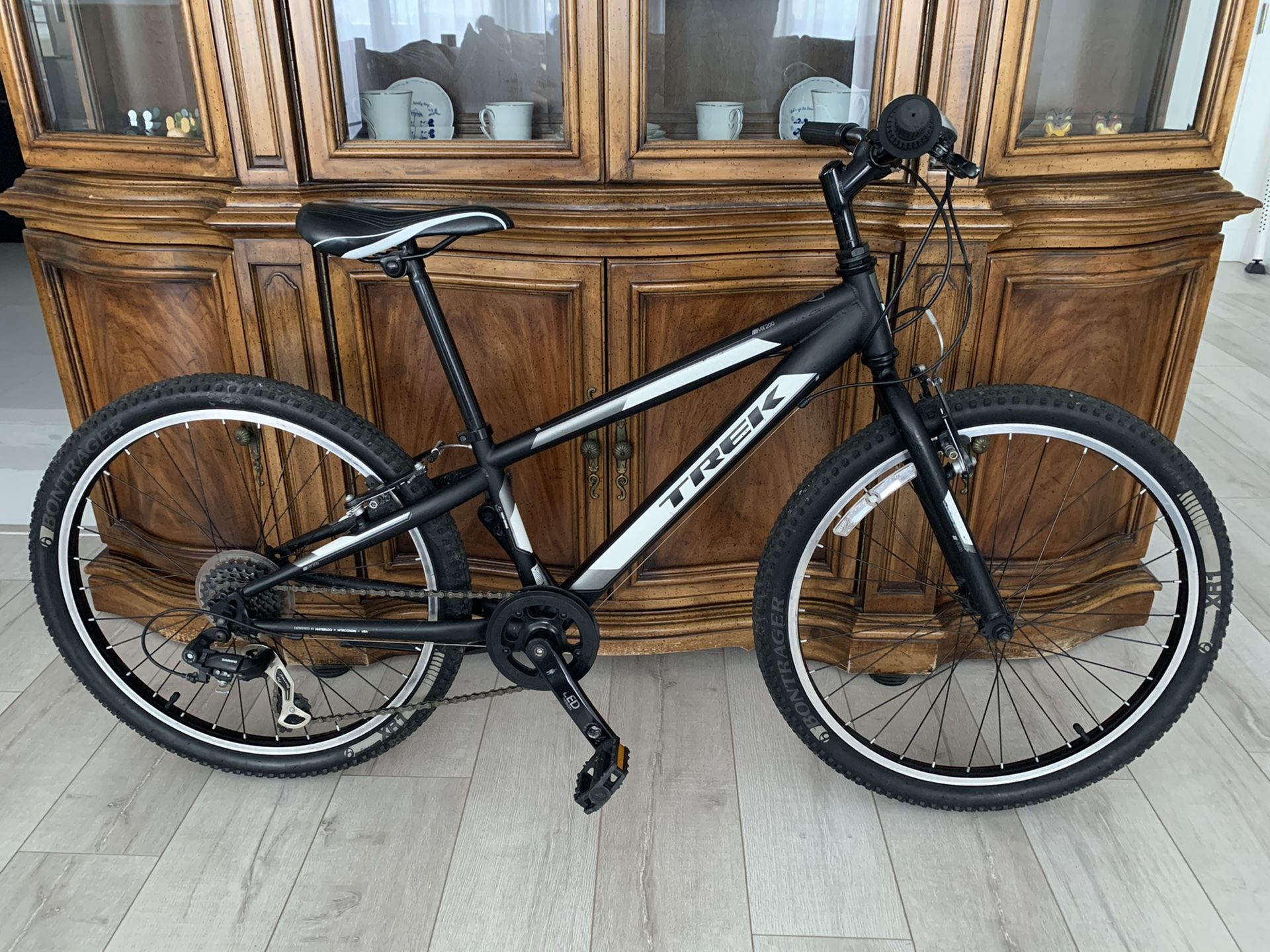 Trek MT200 - 7 Speed 24” Tire Mountain Bike Bicycle - for Kids or Small Woman