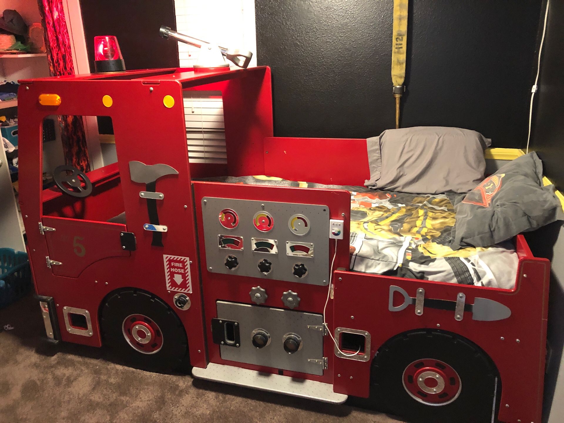 Kids bed Fire truck twin bed 9/10 condition
