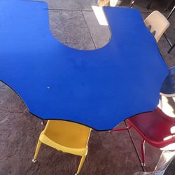 Horseshoe scalloped teacher Preschool/daycare table