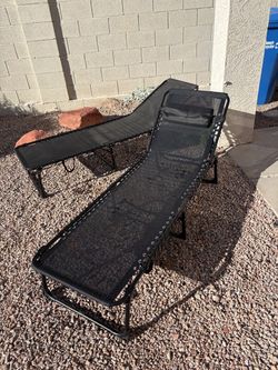 2 Folding Lounge Chairs – Camping / Patio / Pool