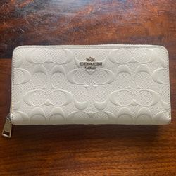For Sale: Coach Signature Wallet - Elegant and Practical