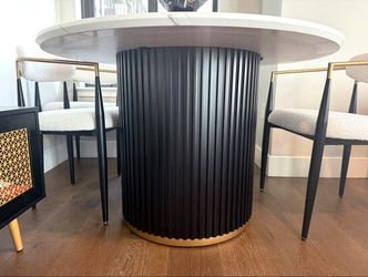 DINING TABLE + 4 BOUCLÉ CHAIRS