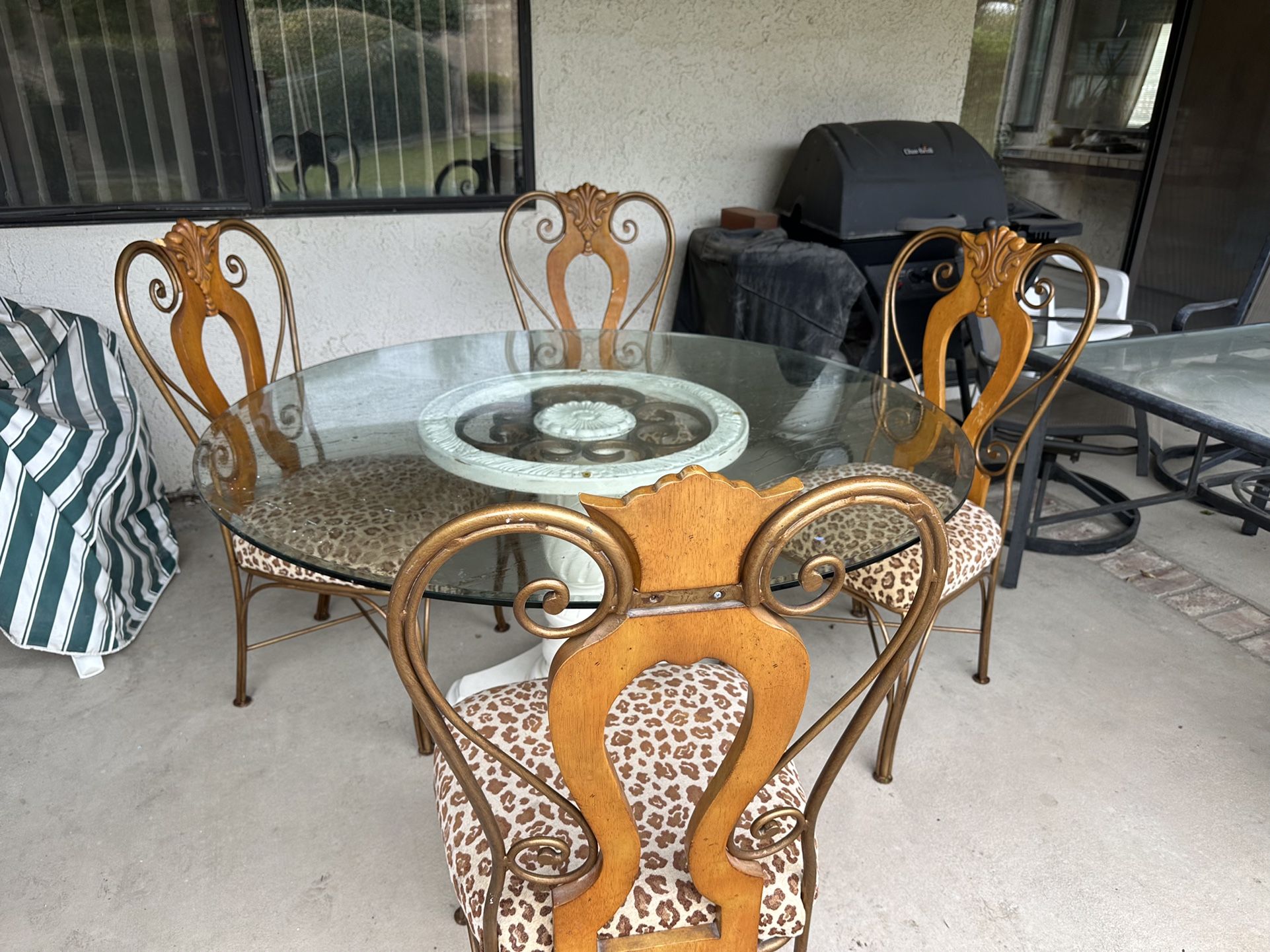Table /chairs