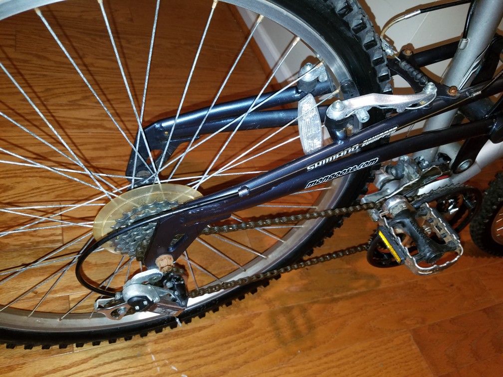 Mongoose scorch mountain bike hot sale