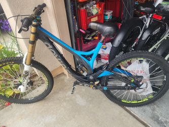 Devinci Large Carbon Mountain Bike