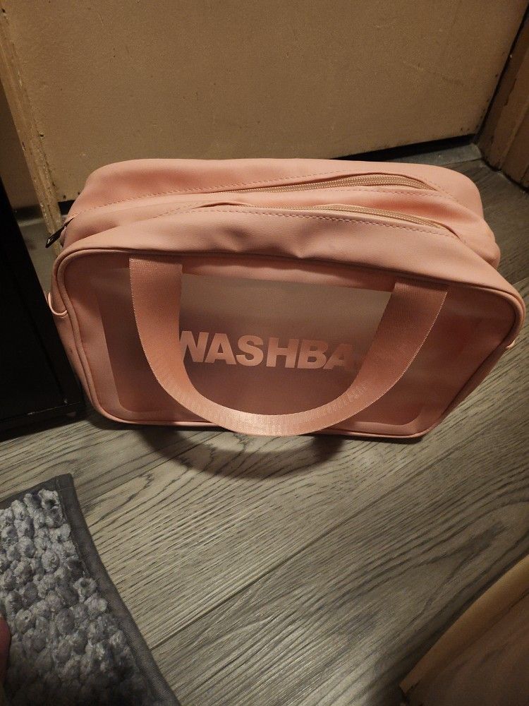 MAKEUP/TOILETRIES BAG