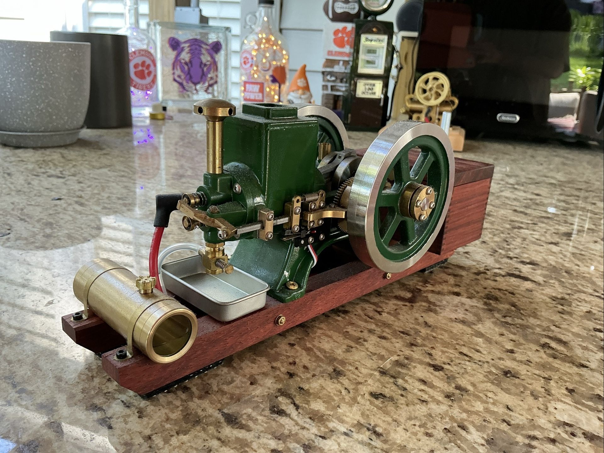 ENJOMOR 6cc Antique 4-Stroke Engine Mounted On A HM-01 wood Base With Equip Box