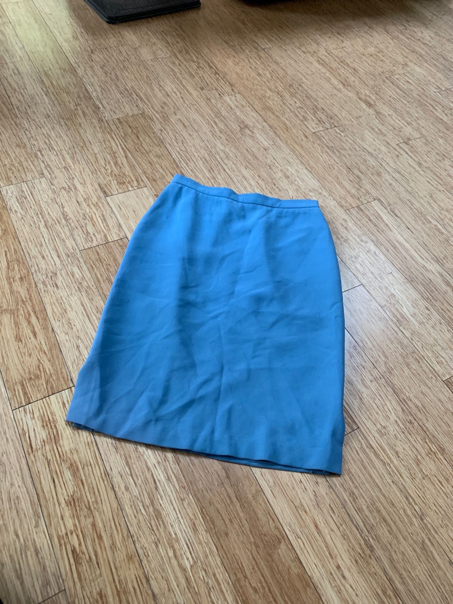 BCBG skirt suit Dora pencil style Fully lined with 2 slits Worn once EUC Orig $169 pencil skirt Sz 4