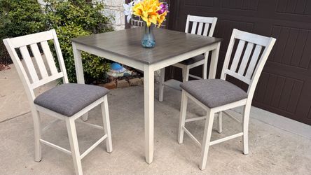 Beautiful Counter Height Dining Set. Table with 3 matching chairs. Good condition!