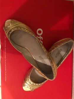 Seychelles gold colored women’s low heel open toe shoes