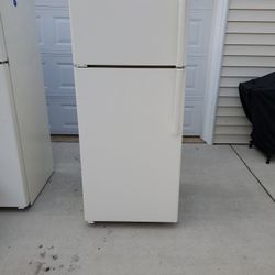 Ge Fridge With Icemaker , Works Great . 150 Obo