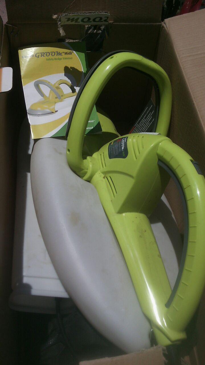 Electric hedge trimmer
