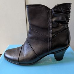 Cobb Hill Women's Leather Boots size 8M side zip