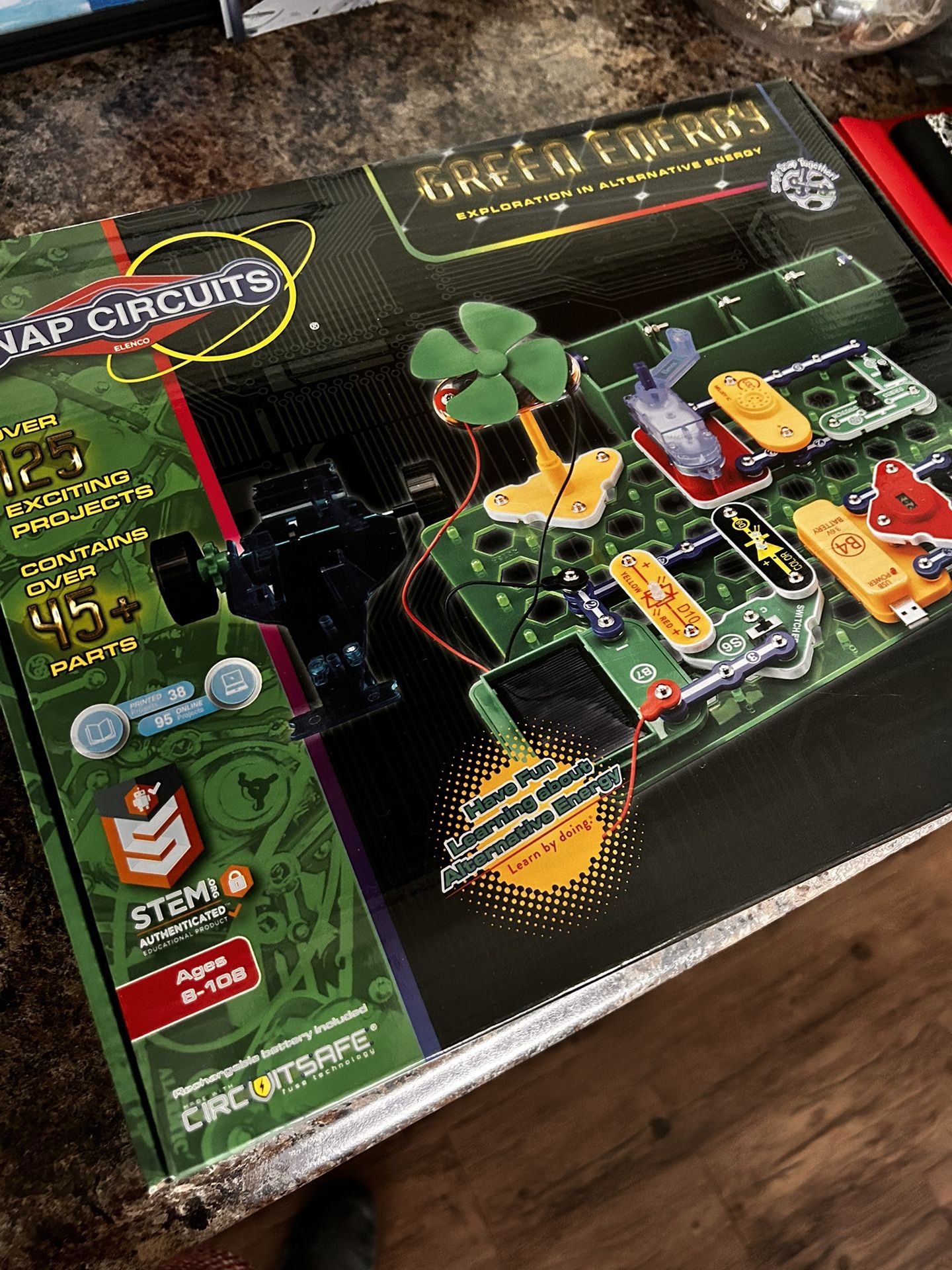Snap Circuits (only Used Once. Full Parts Enclosed) Plus Informative Book And Instructions.