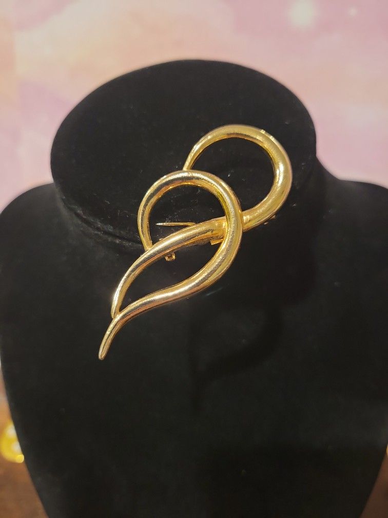 Piscatelli Goldtone Brooch Pin Swirl Angel Wings Vintage 2.5" F8 