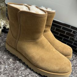 Like New Been Wear Few Times Ugg Womens Boots Size 5,5