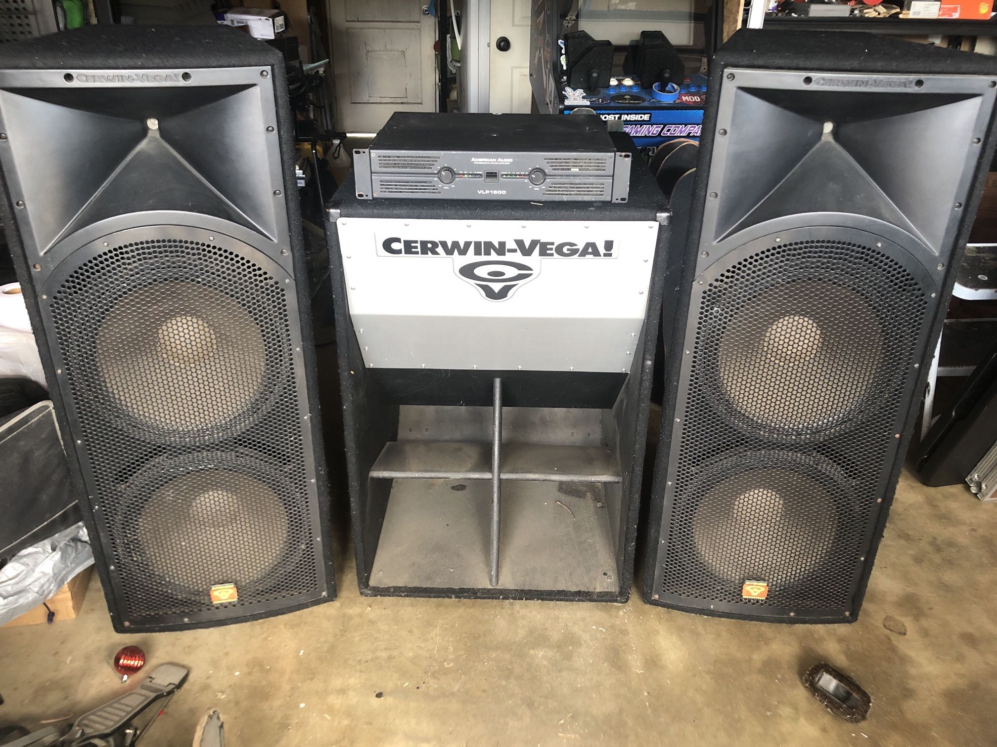 Cerwin Vega! INT 252 Way Speaker Pair JE 36B Junior