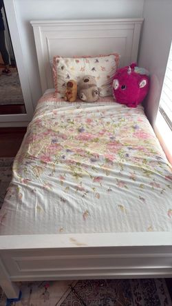 White Twin Bed Frame with Headboard and Mattress/Marco de cama individual blanco con cabecero y colchón